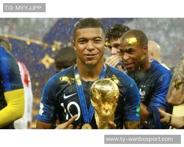 维尼修斯绯闻女友现身伯纳乌26岁三孩妈引发热议