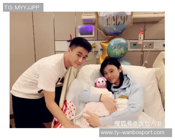 嫂子颜值爆表何猷君携妻儿共庆揭幕战与孩子生日欢乐时光